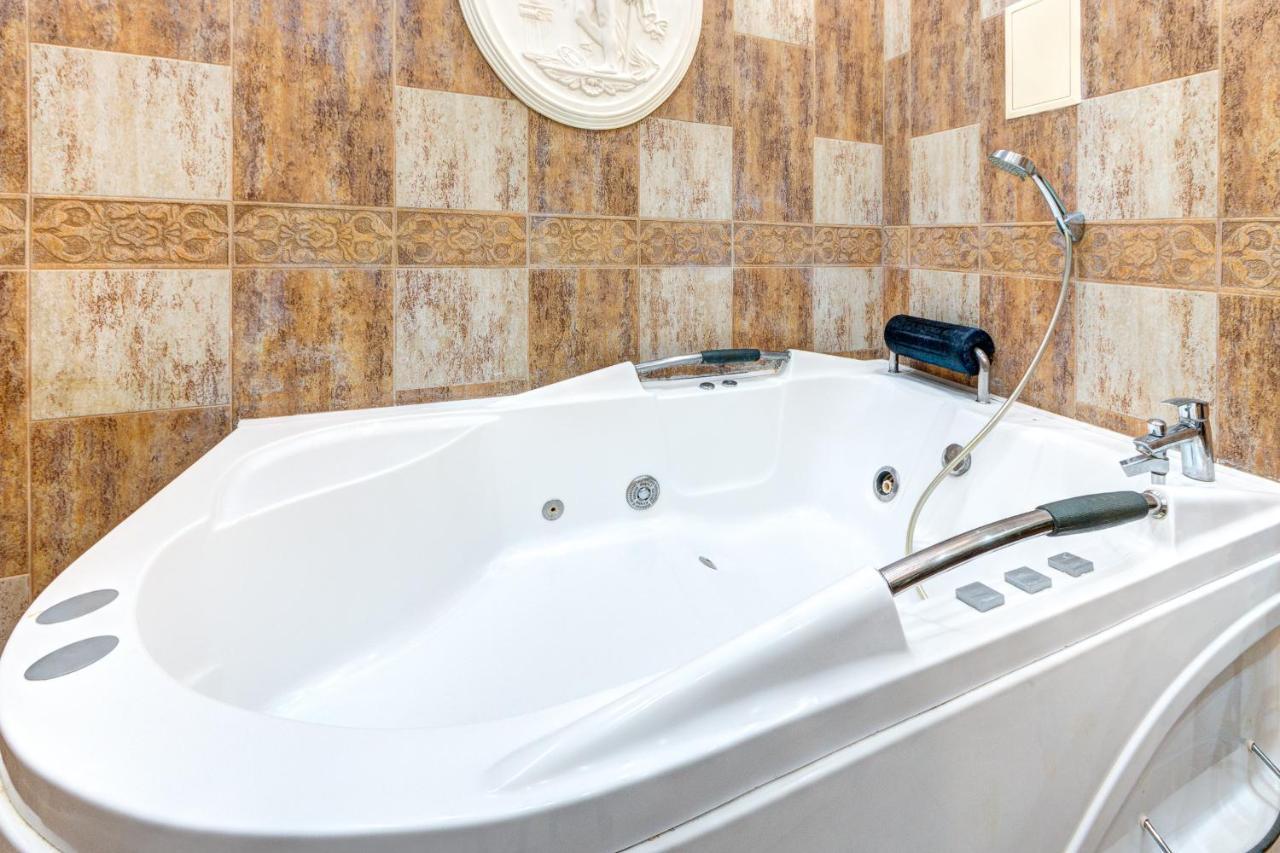 Світло! Vip Apartment In The Druzhby Narodiv Metro Station Kiev Buitenkant foto